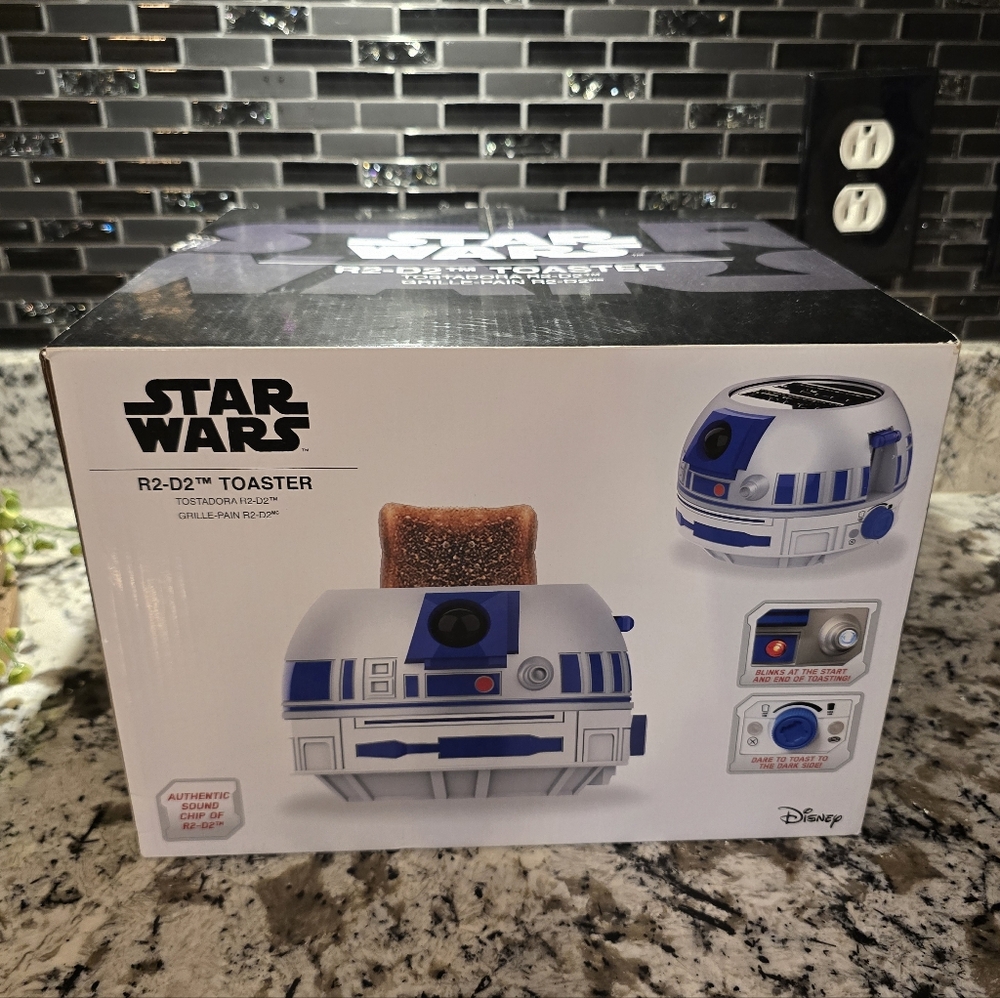 Uncanny Brands Star Wars R2-D2 Deluxe Toaster. 